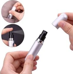 MaxedMore Navulbare Parfumverstuiver 5ml Rood/Licht Roze/ Oranje/Groen/ Blauw/ Grijs - 65 Keer Spraybare Parfum Verstuiver - Hervulbaar Tasverstuiver Voor Parfum - Meeneem Mini Geur Flesje Voor Op Reis - Lipstick Formaat Navulbaar Parfumflesje -Hoogwaardige Cosmetica 1187x1200