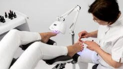 SUNfeet UV Lamp Op Statief - Lamp Voor Gelnagels 80W - LED Lamp Nagels - Gellak Lamp - Nageldroger - Wit -Hoogwaardige Cosmetica 1200x674 1