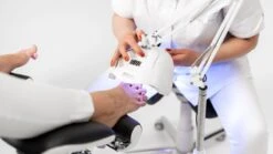 SUNfeet UV Lamp Op Statief - Lamp Voor Gelnagels 80W - LED Lamp Nagels - Gellak Lamp - Nageldroger - Wit -Hoogwaardige Cosmetica 1200x674